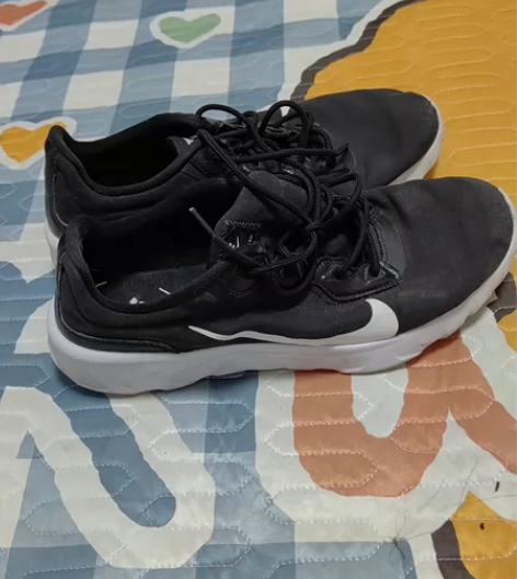 耐克运动鞋，内侧有瑕疵，介意勿拍 感兴趣的...