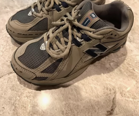 新百伦1906R系列 女式复古跑鞋 37码...