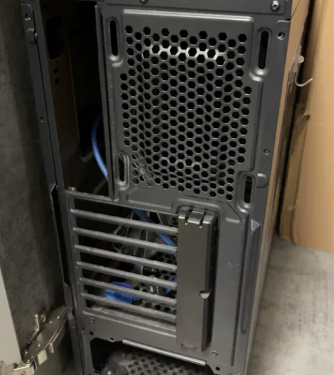 先马机箱，空的，atx。功能完好。仅限自提...