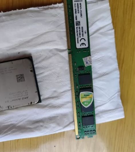 好像是金士顿的内存条，便宜出 感兴趣的话点...