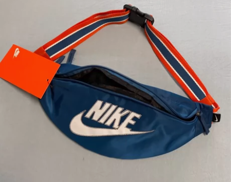 去年买的耐克斜挎包，健身的时候用的，也一直...