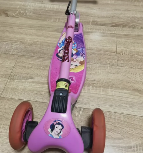 儿童滑板车,车轮发光,可折叠。转给有缘人。...