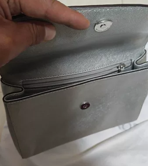 MK女士手提包银色,美国代购的,除手柄处有...