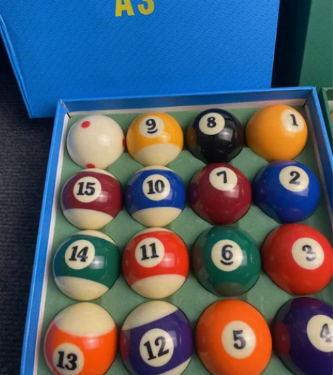 朋友球厅倒闭，仓库留下少量备用全新水晶台球...