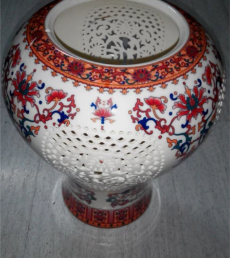 彩绘白底镂空花瓶景德镇制口边至镂空段有裂状...
