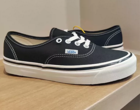 Vans万斯黑白aut安纳海姆 如图所示，...