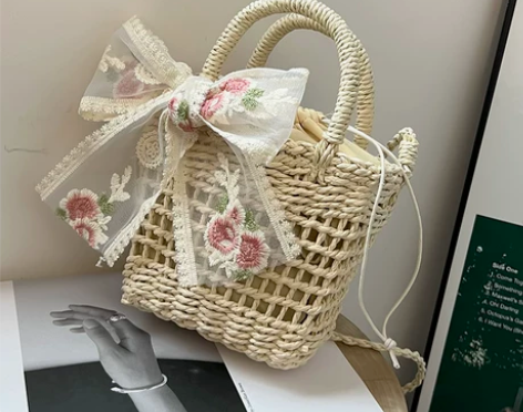 夏季流行小包包女2023新款百搭小众草编包...