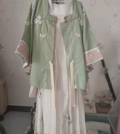 桔屿汉服m码 八成新，在室内穿过两次