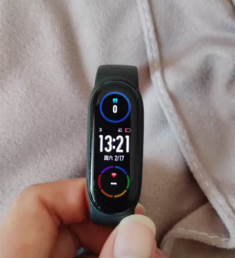 小米手环6NFC版有轻微划痕与磕碰，贴个膜...