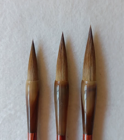 弹性适中比纯羊毛硬，比弹性强的弱，书法画画...