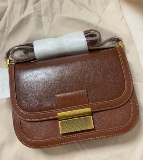 全新蔻一小包包  之前朋友送的 有类似的包...