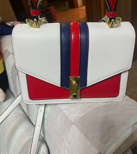 意尔康小方包，就背过1次。 感兴趣的话点“...