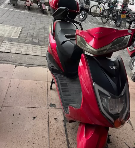 爱玛电动车 便宜出 去年换的电池一年都没有...