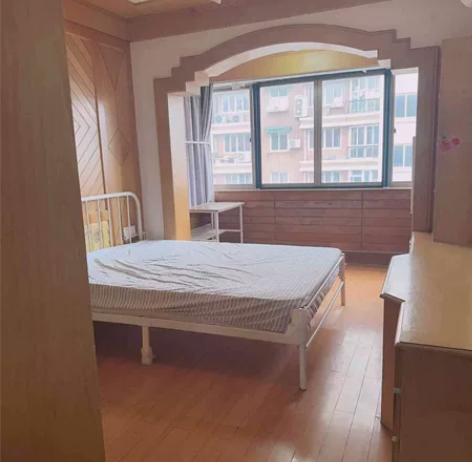 找室友啦，位置在和平小区（朝晖路）靠近打铁...