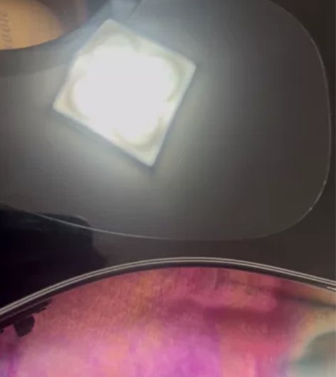 出一把闲置的布鲁克吉他，漆面微刮痕磨损 谈...