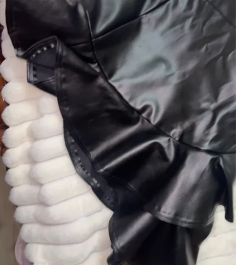 三三家是皮质荷叶裙 穿过一次 放得有点皱！...