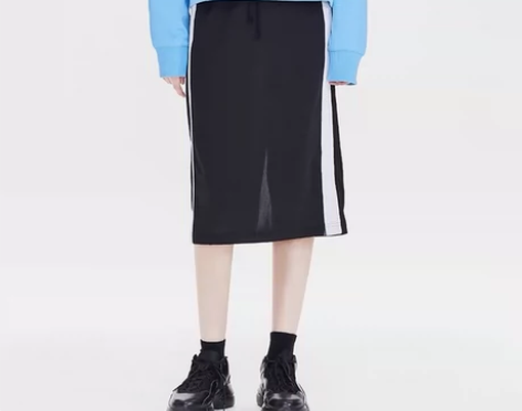 MOCO春季松紧腰杠条运动风半身裙，少了绳子，不影响穿着。洗...