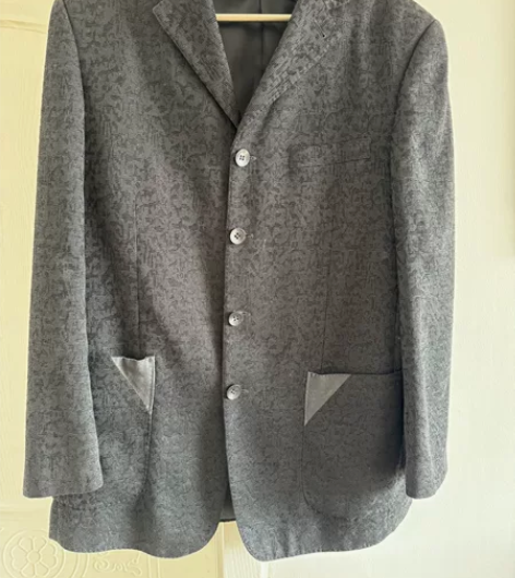 黑色带暗花男士休闲西装，很新，175左右高...