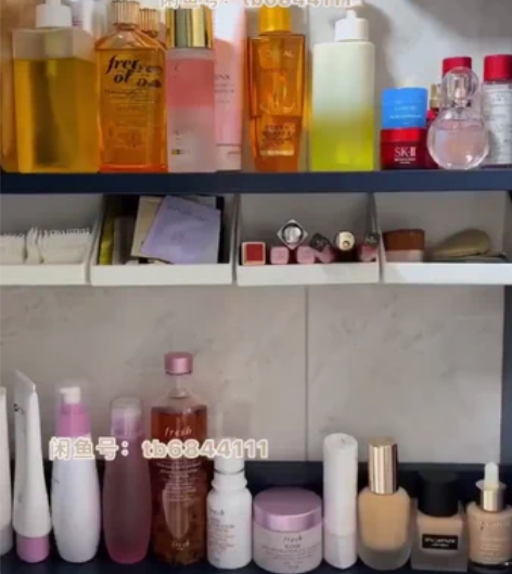 【全新4.9元包邮】斜口镜柜收纳盒免打孔多...