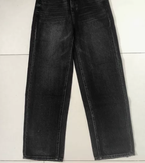 女高腰休闲破洞牛仔裤直筒裤，全新的，剪了标...