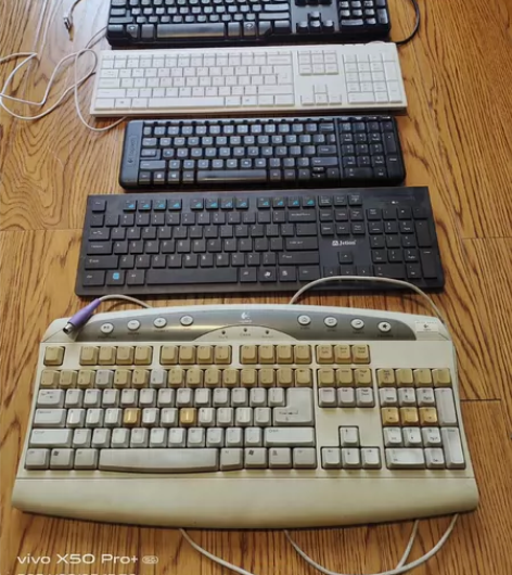 电脑键盘 给钱就卖两个usb口中间两个黑色...