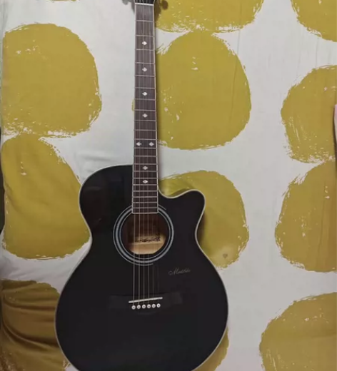 搬家出闲置,破木吉他一把,琴码有点裂。看上...