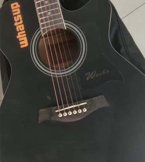 几年的二手吉他，原价 500?，本体无损坏...