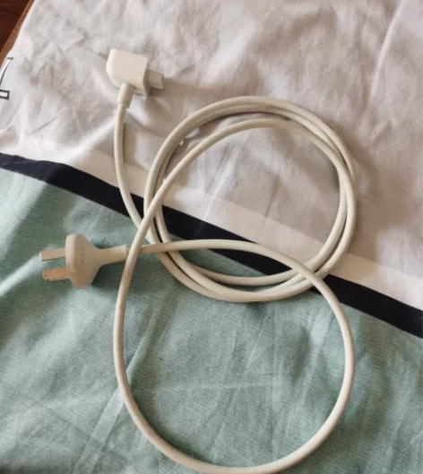 苹果电脑电源线 感兴趣的话给我留言吧！