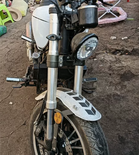 双缸水冷复古摩托车，20年买的，一直放家里...