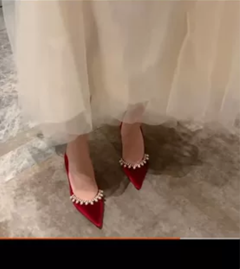 ?新款尖头平跟珍珠扣绒面红色，  主持啊，...