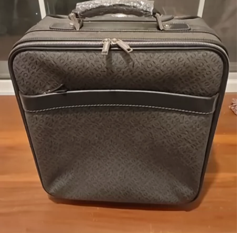 全新皮革登机箱,有点沉。 感兴趣的话点“我...