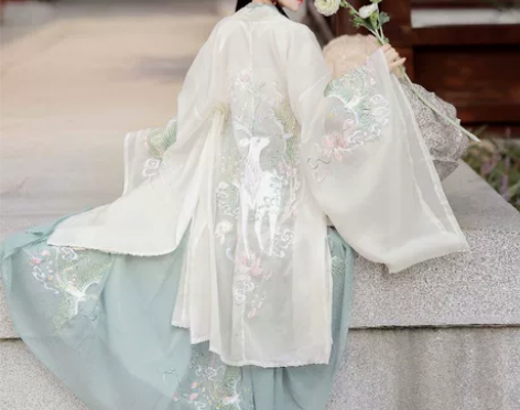 送给前女友的，她一直说这家的汉服好看 上个...