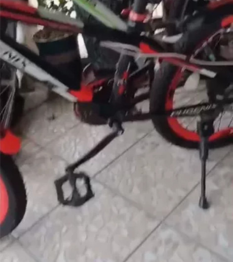 红色款式凤凰山地自行车特价出售，上一年五月...