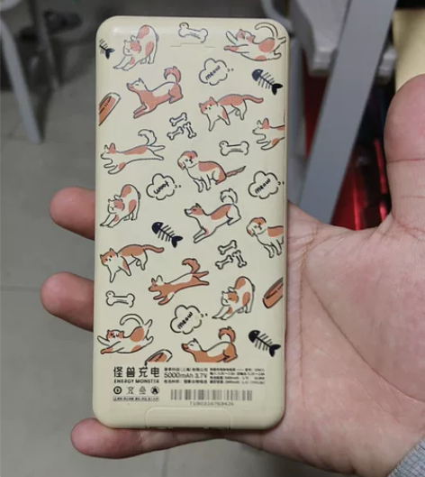 怪兽充电宝，自带三线，5000毫安，出门轻...