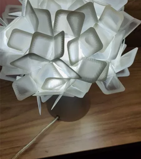 三色变光花瓣台灯 设计师款，实物非常好看，...