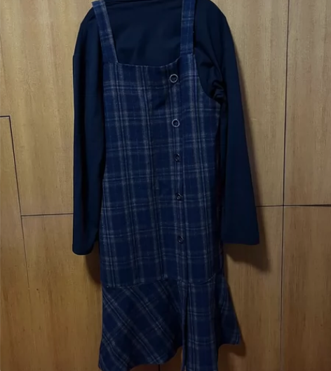 出背带连衣裙 鱼尾裙 穿上去很显瘦 显的人...