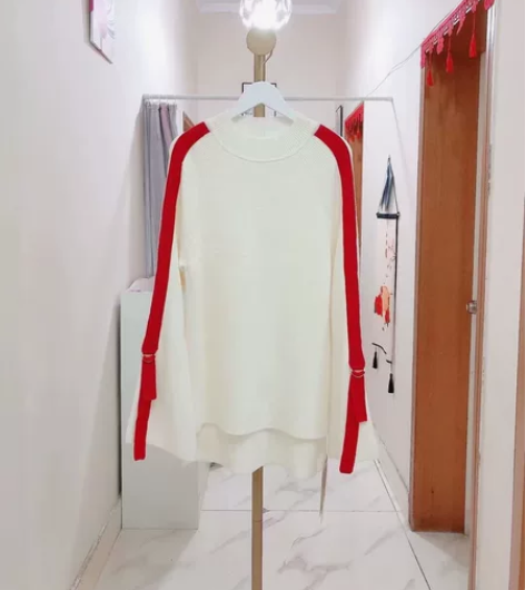 全新品牌女装米白色针织上衣，袖子有红色装饰...