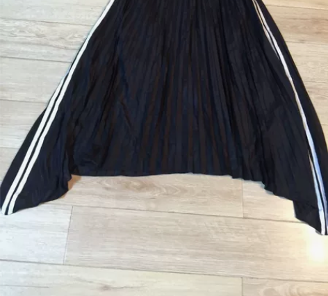 拉夏剪标百褶裙 如图,品牌剪标不规则百褶裙...