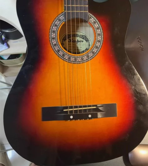 闲置的二手吉他一把 换校区了 东西太多是个...