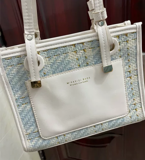 出闲置包包 外观九成新 内有几处笔墨 包里...