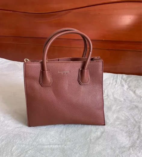 斜挎包，手挽包，单肩包都可 质量很好，容量...