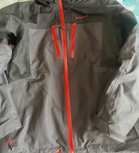 迪卡侬三合一冲锋衣，两件套，可以拆出来分开...