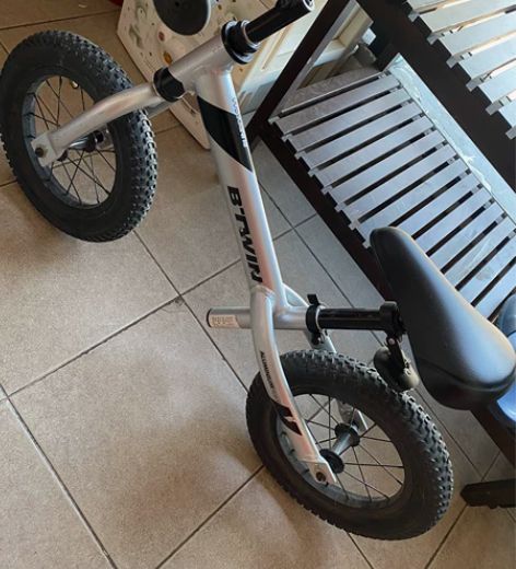 迪卡侬滑步车，轻微使用痕迹，孩子起了一年多...