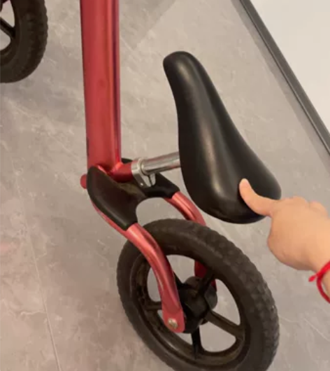 儿童平衡车，2-3岁就可以玩，非常轻便 感...