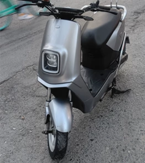 雅迪E3铂金版，48-23大电池。9成新以上。原装钥匙。不骑...