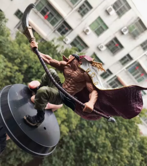 航海王索隆白胡子手办和初音未来手办,三个打...