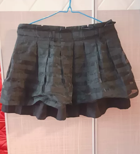 百褶花苞短裤裙，质量很好，外面那层纱熨一下...