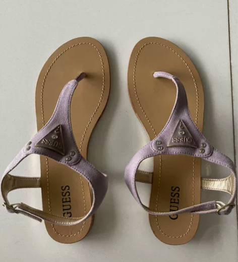 全新Guess水钻凉鞋 漂亮的浅紫色，鞋面...