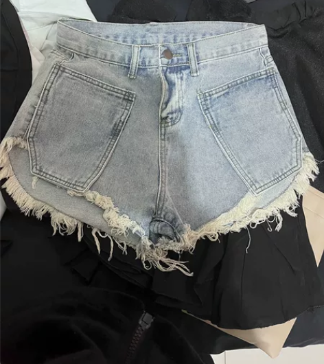 牛仔短裤全新没穿过 感兴趣的话点“我想要”...