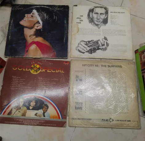 搬家翻出一堆大唱片，有欧美唱片，英文黑胶唱...